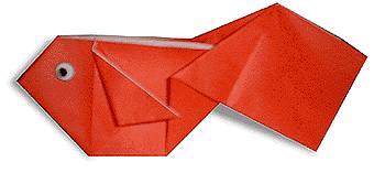 手工折纸鲨鱼怎么折，用纸折鲨鱼怎样折（幼儿园亲子手工之折纸）