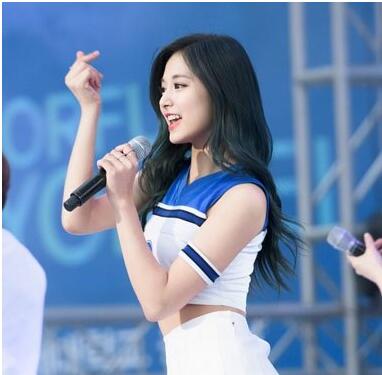 中长发圆脸烫什么发型好看，圆长脸适合烫什么发型（佐佐木希中长卷发更是卡哇伊不要不要的）