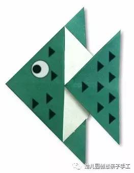 手工折纸鲨鱼怎么折，用纸折鲨鱼怎样折（幼儿园亲子手工之折纸）
