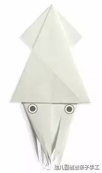 手工折纸鲨鱼怎么折，用纸折鲨鱼怎样折（幼儿园亲子手工之折纸）
