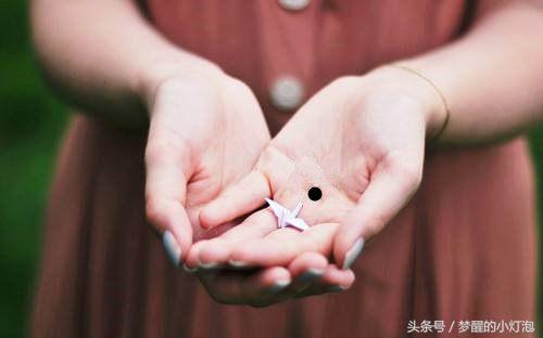 手背有痣代表什么，女生左手手背有痣代表什么（手上罕见的3种痣相命遇财贵）