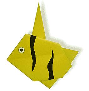 手工折纸鲨鱼怎么折，用纸折鲨鱼怎样折（幼儿园亲子手工之折纸）