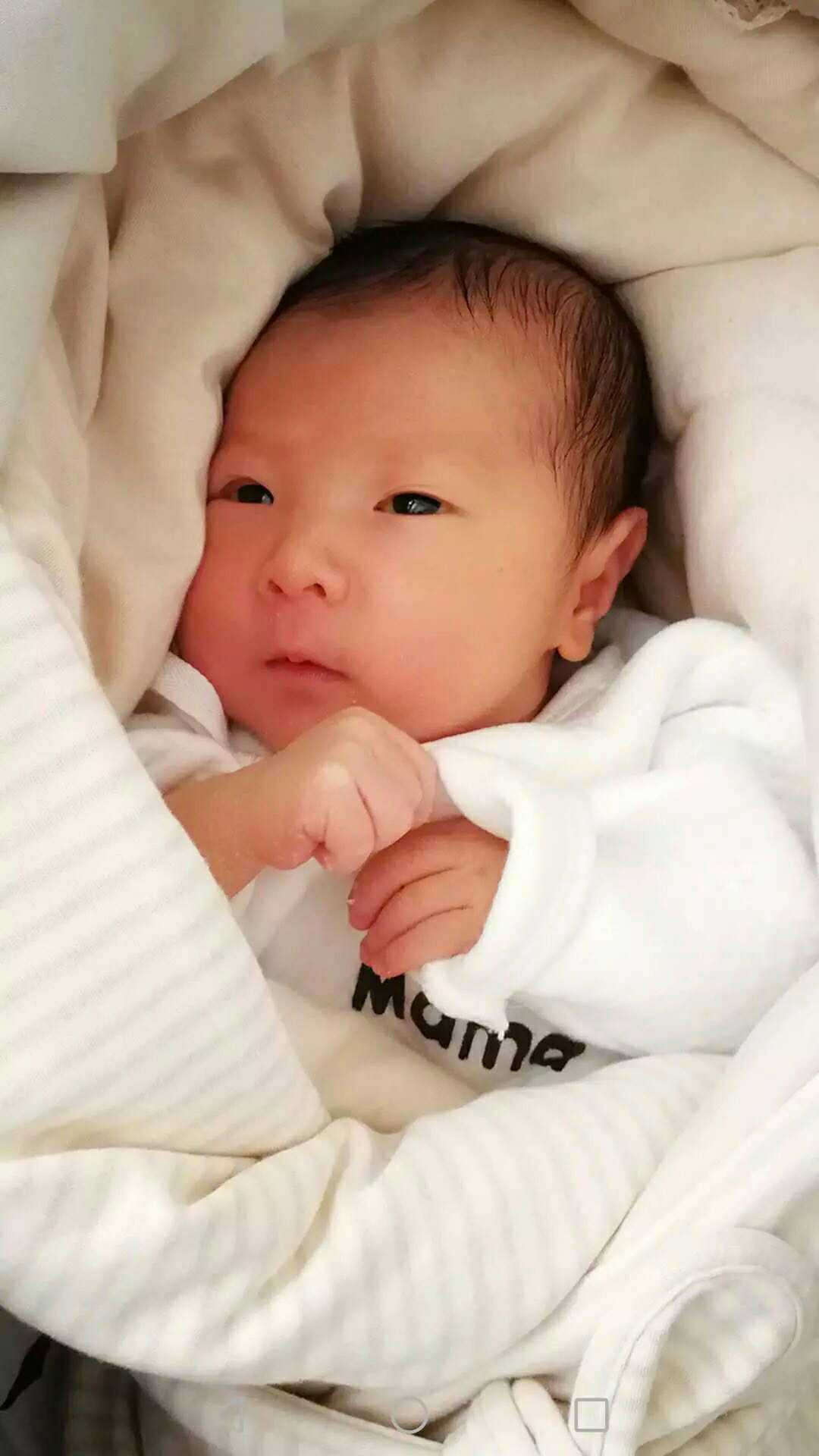 验血女孩生了男孩太惊喜了，验血两次女孩生下来男孩（意外的惊喜女翻男了）