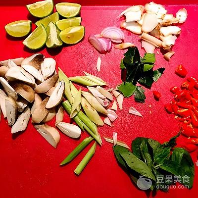 泰国冬阴功汤的做法，泰国冬阴功汤的做法鸡爪（泰式冬阴功汤的做法）