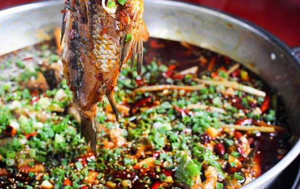 邮亭鲫鱼的正宗做法，邮亭鲫鱼的正确做法（麻辣鲜香的邮亭鲫鱼）