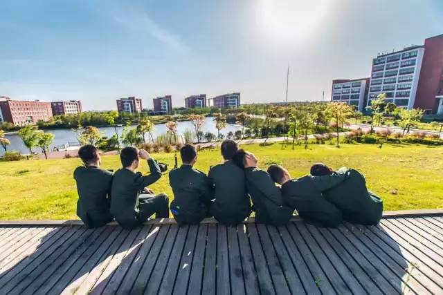 大学后面的国防生是什么意思，大学里的国防生是怎么回事（国防生如何克服“阵痛期”）