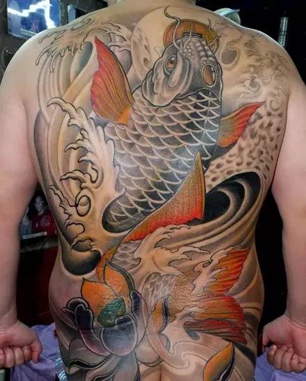 纹什么纹身招财好运,鲤鱼是传统纹身中颇有代表的图案之一 - 玉三网