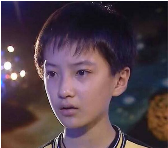 了帅小伙,戴着眼镜文质彬彬,如今的他早已经褪去了童星的标签没有长残