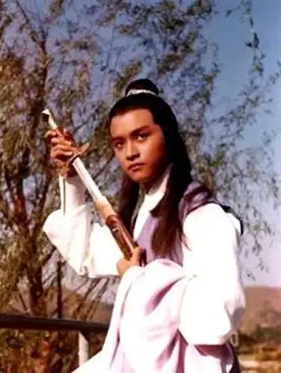 对比金庸和古龙的招式，谁写的武功更夸张，对比金庸和古龙的招式（金庸与古龙笔下的招式谁更最接近实战）