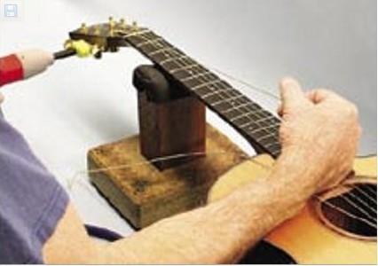 电吉他怎么换弦，电吉他怎么换弦（一步教你学会更换琴弦）