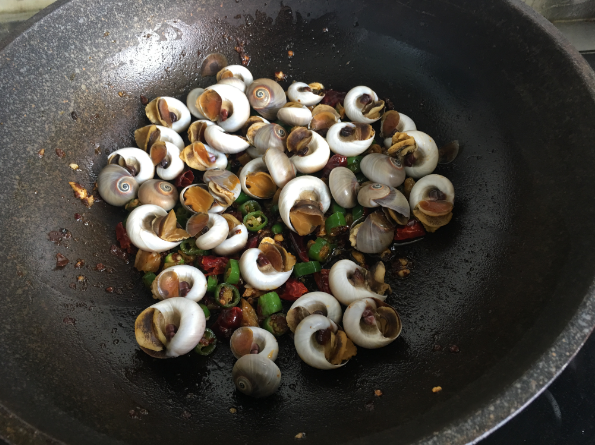 港式辣炒香螺的做法，香辣香螺的做法（用火锅底料辣炒猫眼香螺）