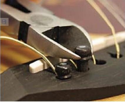 电吉他怎么换弦，电吉他怎么换弦（一步教你学会更换琴弦）