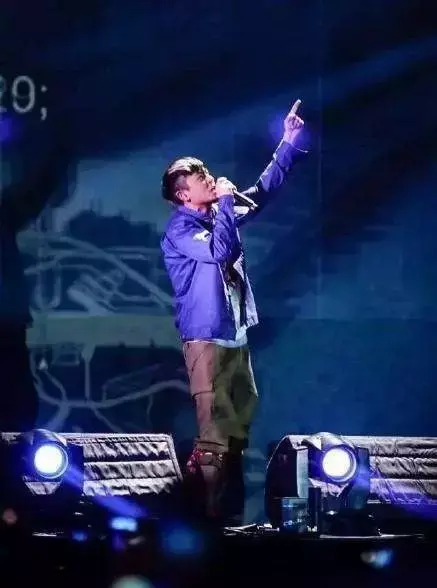 陈冠希 - 绯闻歌词是什么，陈冠希战争歌词（当陈冠希三个字成为丑闻的代名词）