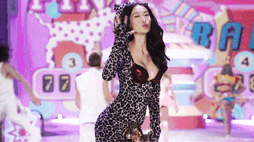 陈冠希 - 绯闻歌词是什么，陈冠希战争歌词（当陈冠希三个字成为丑闻的代名词）