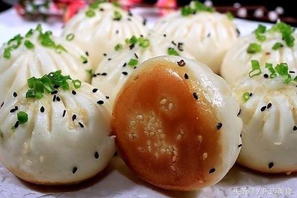 上海著名小吃点心有:城隍庙的南翔小笼馒头,松月楼的蔬菜大包,绿波廊