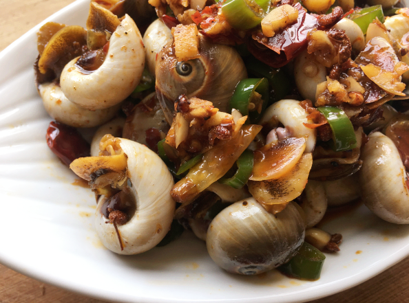 港式辣炒香螺的做法，香辣香螺的做法（用火锅底料辣炒猫眼香螺）