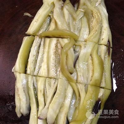 剁椒凉拌茄子怎么做，辣椒茄子凉拌怎么做（烤辣椒拌茄子#我要上首页清爽家常菜#）