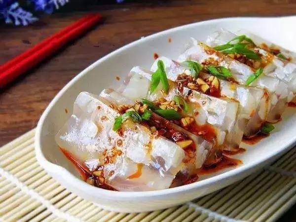 猪皮有什么作用和功效，猪皮有什么功效（清虚热、润肌肤，吃猪肉别丢皮）