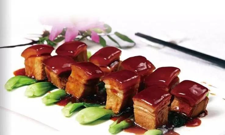 猪皮有什么作用和功效，猪皮有什么功效（清虚热、润肌肤，吃猪肉别丢皮）