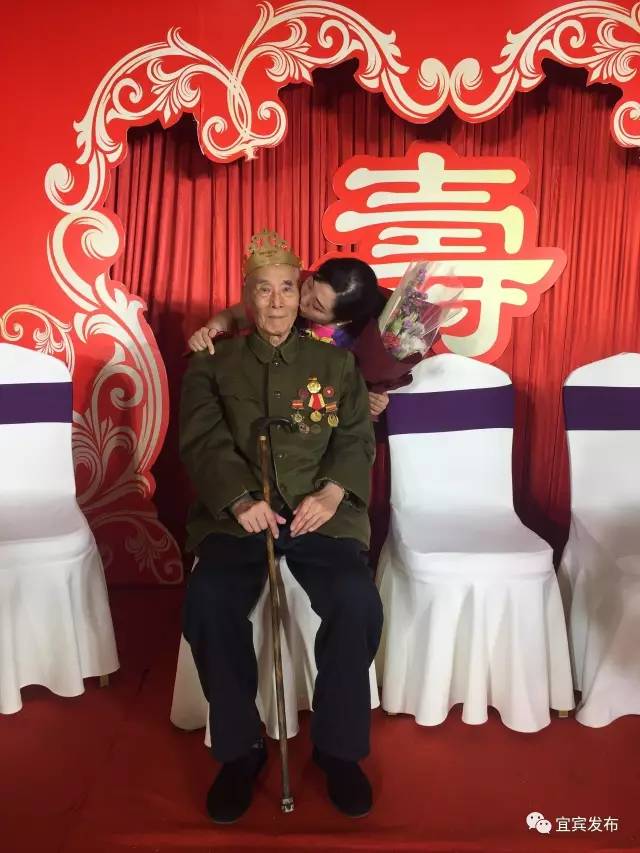 90岁党员祝寿词 简短 经典，90岁党员祝寿词（让我们为这9位老寿星举杯）