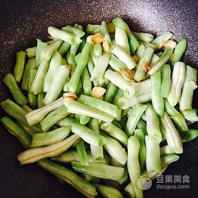 土豆炖豆角做法，土豆炖豆角做法窍门（家常土豆炖豆角的做法）