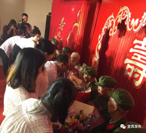 90岁党员祝寿词 简短 经典，90岁党员祝寿词（让我们为这9位老寿星举杯）