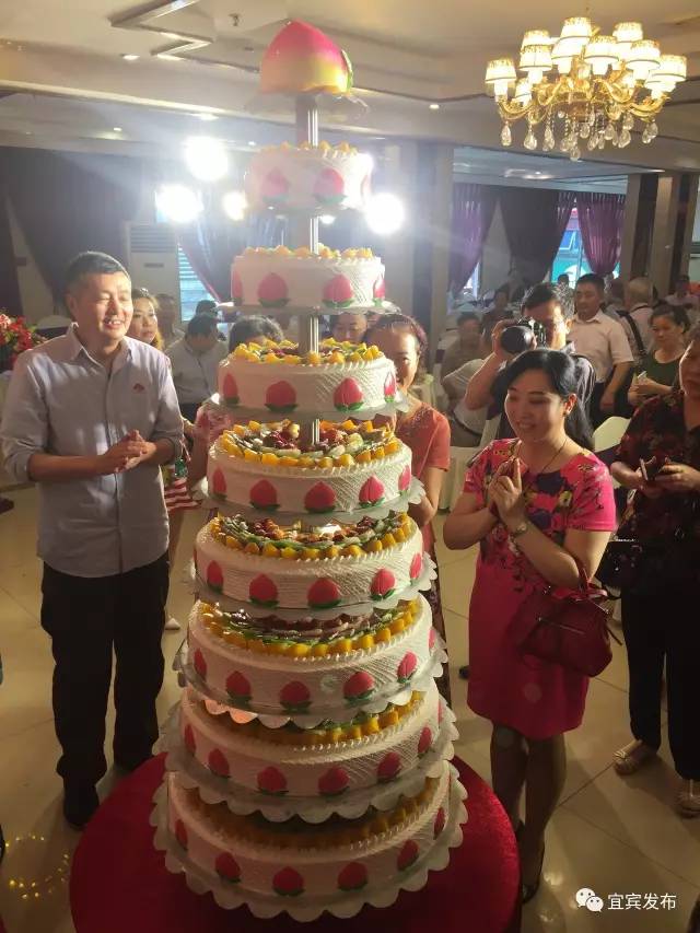 90岁党员祝寿词 简短 经典，90岁党员祝寿词（让我们为这9位老寿星举杯）