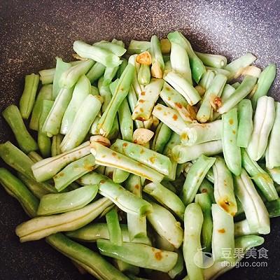 土豆炖豆角做法，土豆炖豆角做法窍门（家常土豆炖豆角的做法）