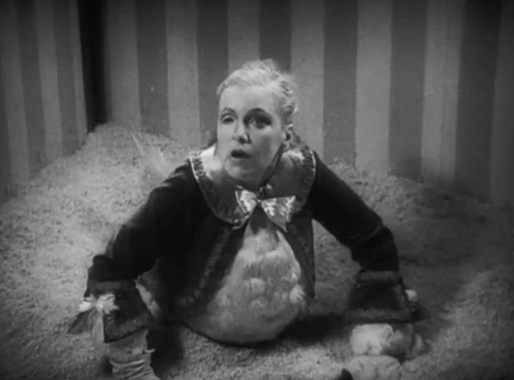 《少女椿》中的异人,《大鱼》的奇幻马戏团,甚至美国恐怖故事4:畸形秀