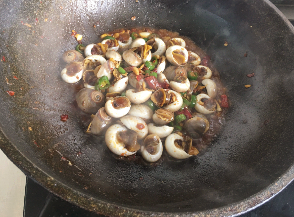 港式辣炒香螺的做法，香辣香螺的做法（用火锅底料辣炒猫眼香螺）