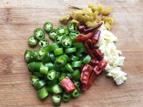 港式辣炒香螺的做法，香辣香螺的做法（用火锅底料辣炒猫眼香螺）