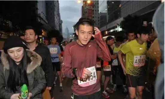 陈冠希 - 绯闻歌词是什么，陈冠希战争歌词（当陈冠希三个字成为丑闻的代名词）