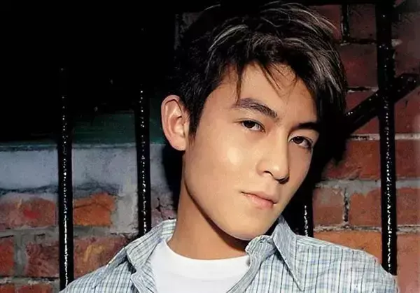 陈冠希 - 绯闻歌词是什么，陈冠希战争歌词（当陈冠希三个字成为丑闻的代名词）