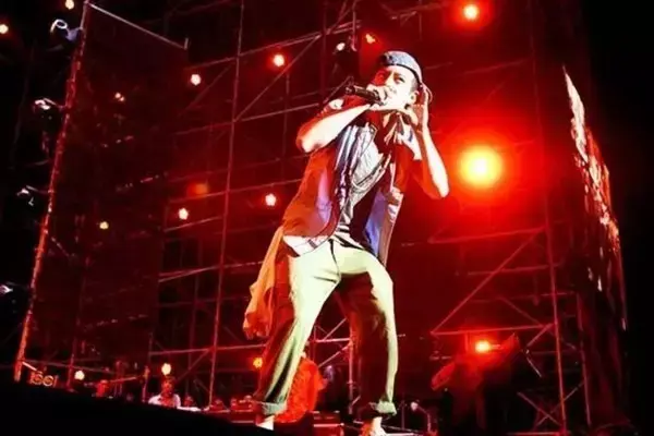 陈冠希 - 绯闻歌词是什么，陈冠希战争歌词（当陈冠希三个字成为丑闻的代名词）