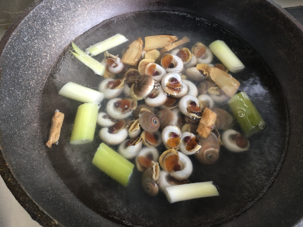 港式辣炒香螺的做法，香辣香螺的做法（用火锅底料辣炒猫眼香螺）