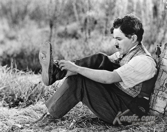 卓别林摩登时代，卓别林喜剧摩登时代几几年上映（重新解读卓别林大师的经典《摩登时代》）