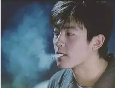 陈冠希 - 绯闻歌词是什么，陈冠希战争歌词（当陈冠希三个字成为丑闻的代名词）