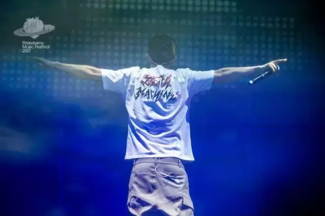 陈冠希 - 绯闻歌词是什么，陈冠希战争歌词（当陈冠希三个字成为丑闻的代名词）