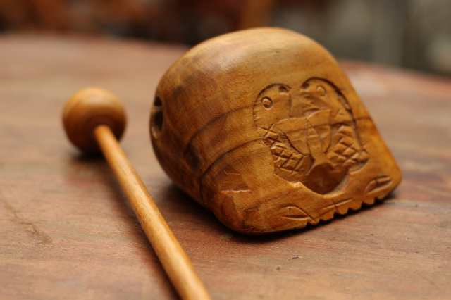 木鱼该怎么敲，木鱼该怎么敲击（木鱼的由来及传说）