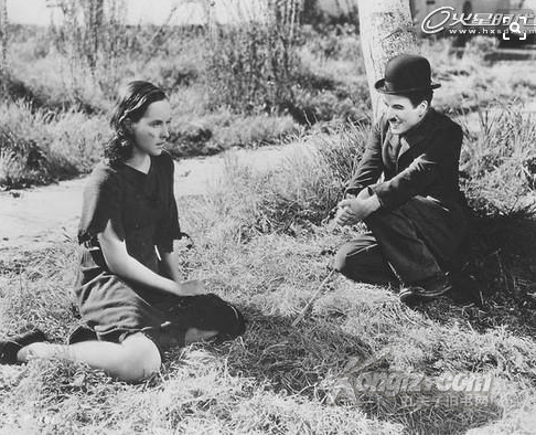 卓别林摩登时代，卓别林喜剧摩登时代几几年上映（重新解读卓别林大师的经典《摩登时代》）