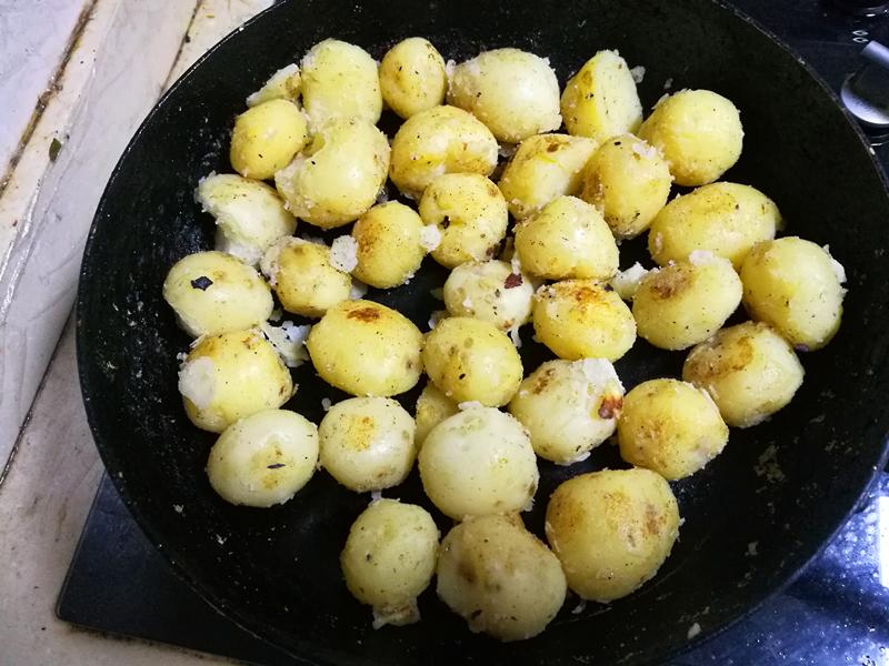 怎样将土豆做得香软酥——炕土豆的做法，炕土豆怎么才能酥脆加了什么（“炕洋芋”烹饪全过程）