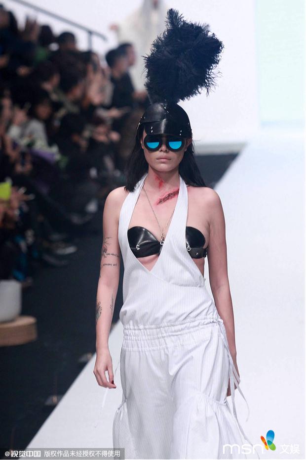 万蒂妮微博，新娱乐在线主持人万蒂妮的说杨幂连夜急删微博那一（葛荟婕再呛声章子怡）