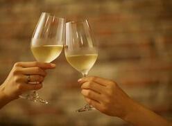 白葡萄酒怎么喝，白葡萄酒怎么喝最好（学会养成一个喝白葡萄酒的习惯）