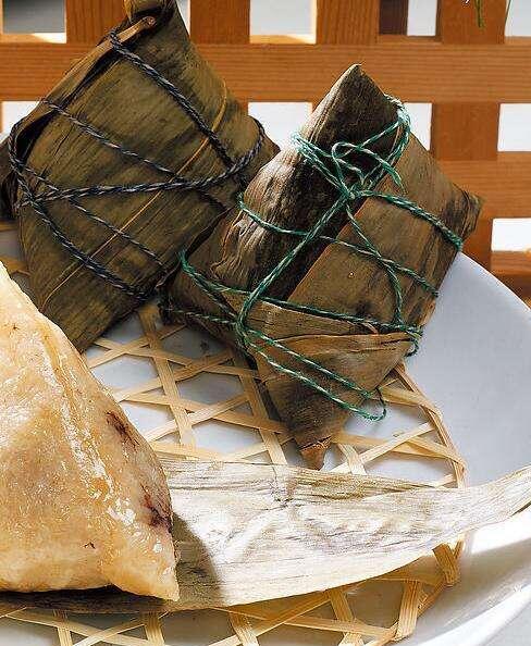 速冻粽子煮多长时间能煮熟，冰冻的粽子一般要煮多久才熟（怎么用电饭锅煮粽子）