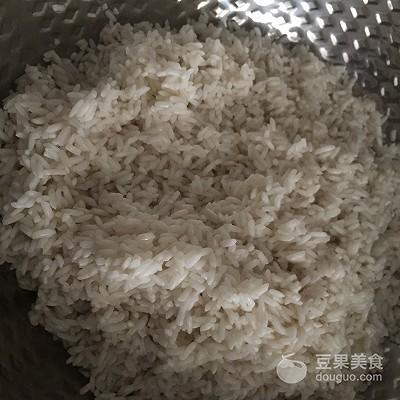 碱水粽子的做法和配料，广西碱水粽子的做法和配料（碱水粽子的做法和配料比例）