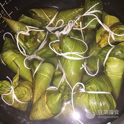 碱水粽子的做法和配料，广西碱水粽子的做法和配料（碱水粽子的做法和配料比例）