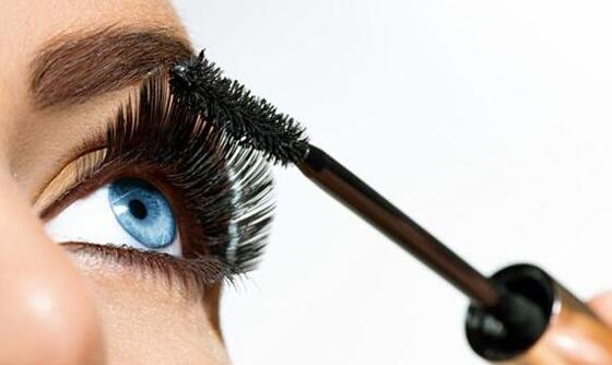 睫毛膏晕染怎么办，涂睫毛要晕染怎么办（睫毛膏晕染到下眼皮怎么办）