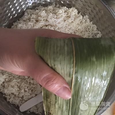 碱水粽子的做法和配料，广西碱水粽子的做法和配料（碱水粽子的做法和配料比例）