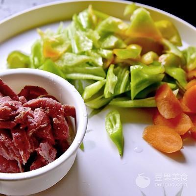 尖椒牛柳的做法，尖椒牛柳的做法酱牛肉的做法（尖椒炒牛柳的做法）