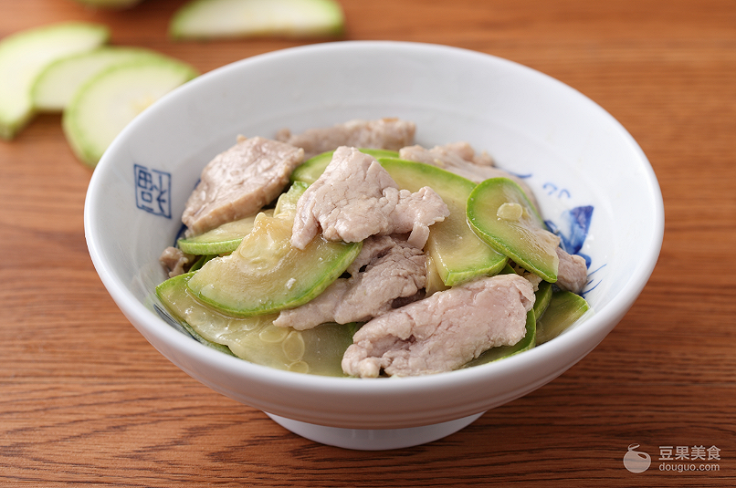在家中怎么制作美味的西葫芦炒肉片，肉片炒西葫芦怎么做好吃（西葫芦炒猪肉的做法）
